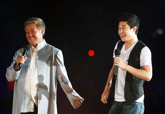 金鹰娱乐讯 5月1日，“龙的传人”成龙和他的朋友们09北京大型演唱会在鸟巢正式上演。图为： 赵本山携手小沈阳亮相。