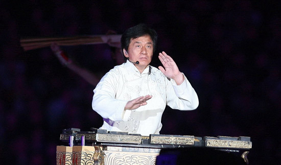 金鹰娱乐讯 5月1日，“龙的传人”成龙和他的朋友们09北京大型演唱会在鸟巢正式上演。图为：成龙击缶开场。
