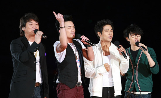 金鹰娱乐讯 5月1日，“龙的传人”成龙和他的朋友们09北京大型演唱会在鸟巢正式上演。图为： 周华健、方大同、范逸程亮相。