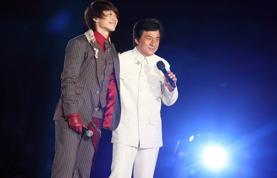 金鹰娱乐讯 5月1日，“龙的传人”成龙和他的朋友们09北京大型演唱会在鸟巢正式上演。图为： 成龙与Rain亮相舞台。