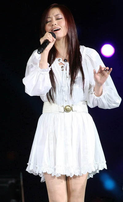 金鹰娱乐讯 5月1日，“龙的传人”成龙和他的朋友们09北京大型演唱会在鸟巢正式上演。演唱会上百余名明星出席，现场星光灿烂，女星们装束也是争奇斗艳。图为张靓颖经典白色裙装。