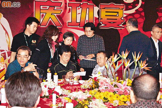志伟（前右）与成龙在庆功宴上不时获邀签名及合照。
