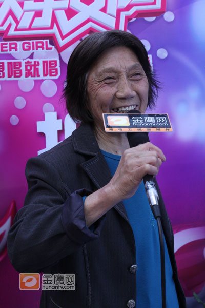 罗老太自信高唱