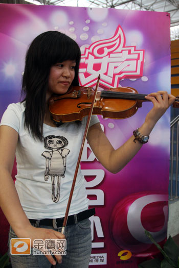 选手元莉现场拉小提琴
