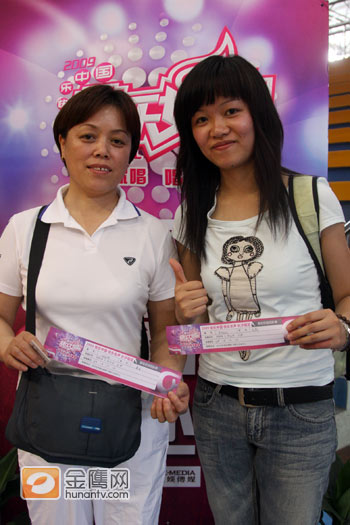 妈妈李兰和女儿元莉同时报名