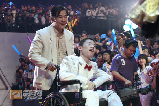 图为黄舸和父亲。金鹰娱乐讯 5月2日，湖南卫视录制《成人礼》，06年感动中国十大人物黄舸在父亲的陪同下到节目现场。黄舸的故事感动了所有人，何炅和谢娜更是哭成泪人。（图文/李湘 金鹰娱乐独家稿件 转载请注明出处）