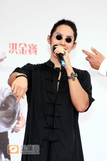 吴建豪黑色墨镜引领中国风