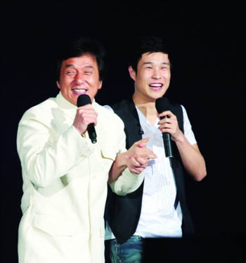 成龙拥抱小沈阳