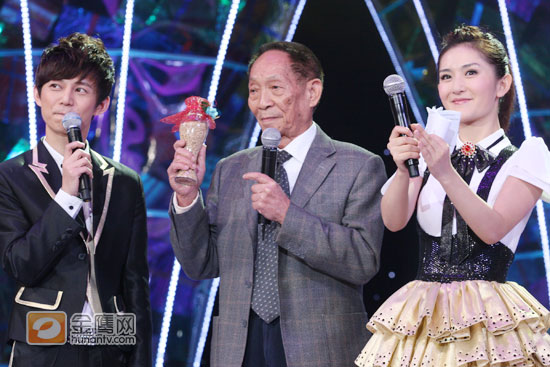 袁隆平拿着“超级水稻种子”