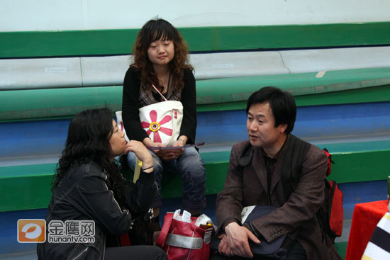 河南家长陪孩子来报名