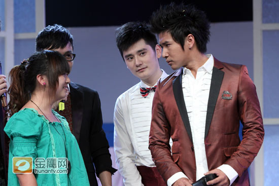 5月8日，众多mv男女主角来到《天天向上》，本期节目快男俞灏明也回归主持，现场俞灏明和欧弟两人体验拍mv的感觉，和女主角练习拍亲密戏，现场“亲亲”。（摄影：程艳 金鹰网独家图片 转载请注明版权）