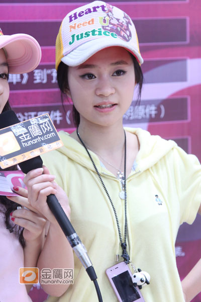 快女报名现场选手各式帽子大pk（摄影：程艳 张磊 金鹰网独家图片 转载请注明版权）