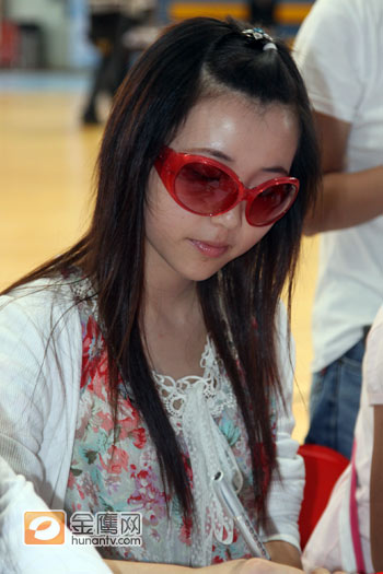 快女报名选手有“星味”，素颜出镜墨镜当道具。（摄影：程艳 张磊 金鹰网独家图片 转载请注明版权）
