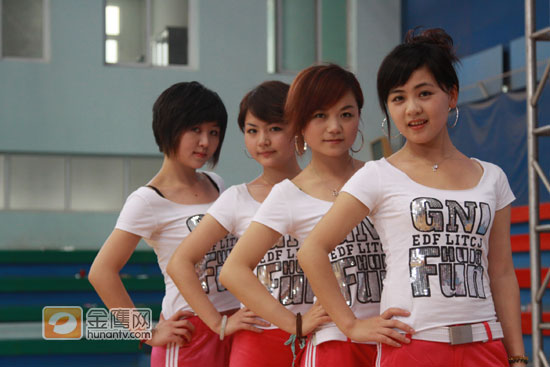 Flyqin组合由四个青春靓丽女生组成
