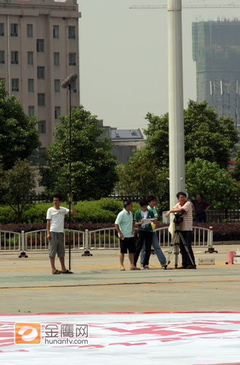 5月10日，长沙唱区首条由本年度选手拍摄的宣传片及预选赛开唱ＶＣＲ在湖南广电前坪进行拍摄，2009名长沙唱区地面报名的快女们参与了这次拍摄。当天长沙气温高达36摄氏度，为了让片子达到播放的最高要求，工作人员和选手们付出了艰苦的劳动，在太阳底下连续拍摄两三个小时，选手极大的配合工作人员，使拍摄得以顺利完成。（摄影：程艳 金鹰网独家图片 转载请注明版权）