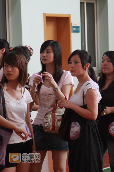5月10日，离2009快乐女声长沙唱区报名截止时期只有一天，报名现场也被数千名赶过来的报名选手给挤爆。在漫长的候场等待中，不少紧张等待的快女们细心地补妆，生怕破坏了自己在镜头前的美好的形象。（摄影：庞鑫 金鹰娱乐独家图片，转载请注明出处！）