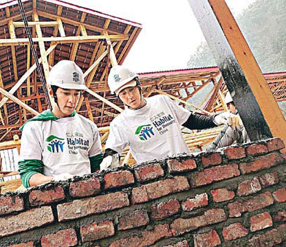 吴彦祖（左）与王凯韦身体力行参与重建工作