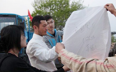 黄晓明片场放孔明灯为四川祈福