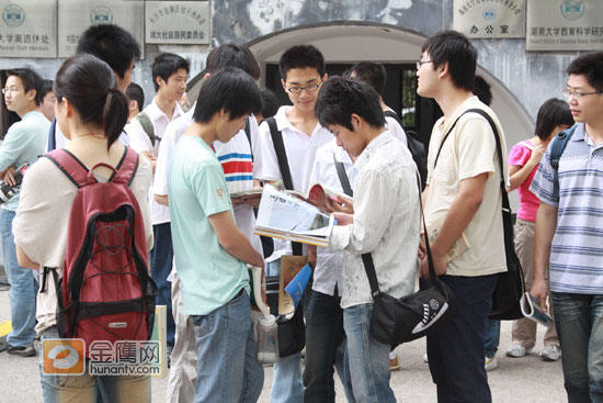 赠书现场人潮涌动