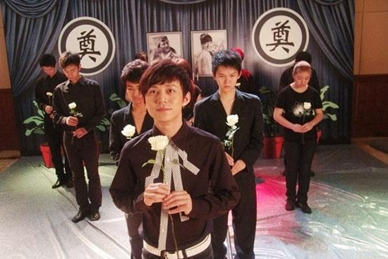 何炅扮网络主持人祭奠两主演“死去”的虚拟网络爱情