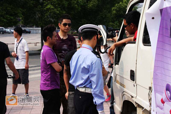 维嘉、吉杰和交警沟通