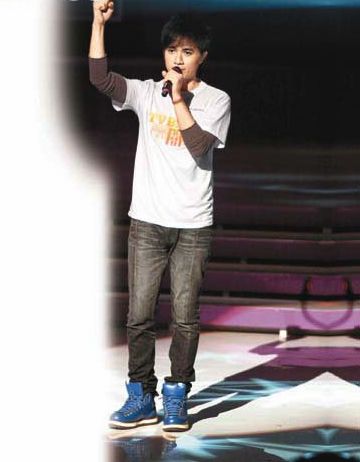 古巨基昨晚亮相《512再展关怀》节目，表示合约问题已有定案，稍后公布