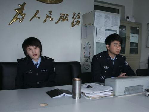 女警员酷似厉娜
