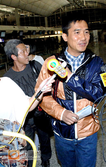 梁朝伟满脸笑容