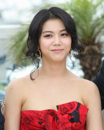 金玉彬温婉妩媚。北京时间2009年5月15日，影片《蝙蝠》记者会在法国戛纳举行，导演朴赞郁携主演宋康昊、金玉彬、申河均等出席。金玉彬身穿玫瑰红色长礼服，造型优雅温婉，十分吸引眼球。北京时间2009年5月15日，影片《蝙蝠》记者会在法国戛纳举行，导演朴赞郁携主演宋康昊、金玉彬、申河均等出席。金玉彬身穿玫瑰红色长礼服，造型优雅温婉，十分吸引眼球。