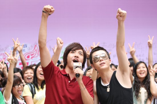 俞灏明、王栎鑫为选手加油