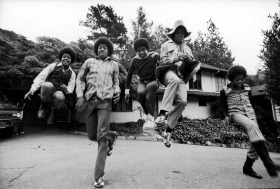 1971年是“杰克逊五兄弟”走红的一年，兄弟们欢呼雀跃，尽管裂痕已开始产生。不到一年后，迈克尔以电影《本》(Ben)的主题歌开始了他的单飞生涯。那首歌的灵感来自于一只宠物老鼠，并在全米排行榜上爬到第一位。迈克尔在单飞道路上第一次尝到甜头。