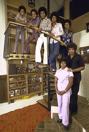凯瑟琳(Katherine)和约瑟夫·杰克逊(Joseph Jackson)在印第安纳州盖瑞市(Gary，Indiana)骄傲的展示家中被称为“褐色变调”的室内装修。五兄弟的唱盘也被镶框展示。
