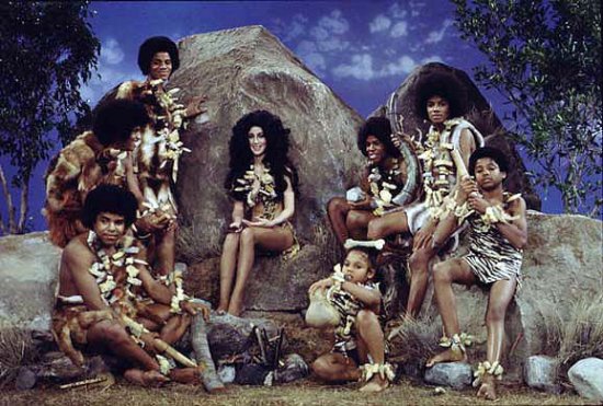 1972年，雪儿(Cher，中坐者)与杰克逊家庭在“雪儿小宝贝秀”的片场。从个人的表情看，我们可以推测这张照片中有的人正感到“有创造性的妥协”。