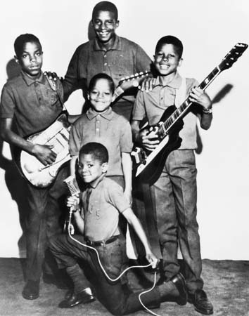1968年，10岁大的迈克尔胖乎乎的，两旁站的是他四个哥哥：(中排左至右)蒂托(Tito)，马龙(Marlon)，杰麦恩(Jermaine)和(后排)杰基(Jackie)。他们在两年前刚组建了“杰克逊五兄弟(Jackson Five)演唱组”。那时候对于迈克尔和他的家庭来说，世界的确是黑白的。