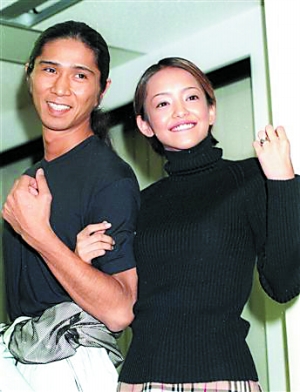 安室奈美惠与老公Sam 97年10月安室奈美惠在演唱事业最巅峰之际宣布与歌舞组合TRF成员SAM(原名丸山正温) 结婚，在当年的NHK红白歌会演出后安室奈美惠停止了一切的工作，直至98年5月产下一名男婴后，才在当年的红白歌会时宣布度复出，但这也让她地位下降了不少，不过在经过了差不多10年的努力的之后，安室奈美惠又再次重回日本NO.1歌姬的地位，这是非常罕见的，一般女歌手的人气一旦下滑，是很难重新再回到顶点了的，但是安室做到了。 安室奈美惠为她的爱情与家庭复出了那么多，但却也始终没能跟老公走到最后，两人于2002年7月对外宣布离婚。