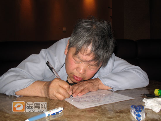 13日，当75岁的冯富琪老人几经周转来到南京唱区时，迎接她的工作人员立刻汇报导演组，为其开辟“绿色通道”，当天快女报名选手众多，一位工作人员全程陪同冯奶奶， 导演组开辟直通赛道，减少奶奶等待时间。据记者了解，冯富琪老人是迄今为止“快女 ”各大选手年龄最大的选手。