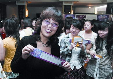 武汉“快乐女声”到了海选最后一天，不仅参赛人数上千，还迎来了一位特别的参赛选手――蔷薇老妈。面对上千名小女生的竞争，台风动感的她顺利取得了晋级牌。
