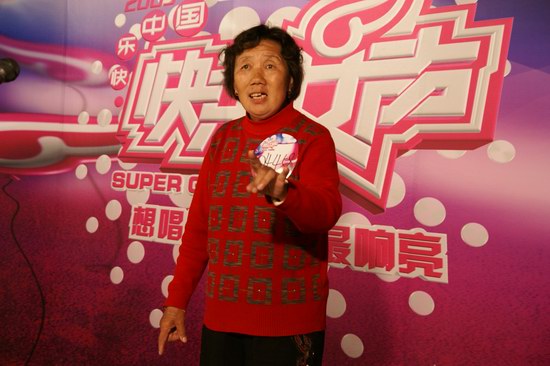2009快乐女声沈阳赛区进入报名第二天，一位身穿红色上衣的老奶奶进去了大家的视线。老奶奶姓关就是沈阳本地人，今年已经72岁高龄。关奶奶说，我是从湖南卫视知道沈阳这个报名信息的，2006年我就参加了这个比赛，今天我又来了，我就是冲着“想唱就唱·我最响亮”这句话来的，我很喜欢这句话，我觉得唱歌是让我最高兴的事情。今年我一定要更好的比赛，让我在国外的女儿看到我胜利的笑脸。