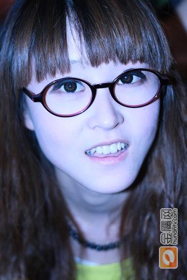 “快女”现场美女云集，其中的“眼镜美眉”自然也不失风采。