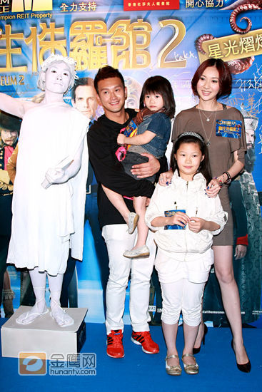 《博物馆奇妙夜2》首映礼,吴浩康庄思敏带着女儿，手持手电筒观影捧场。