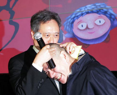 李安亲吻蔡明亮光头