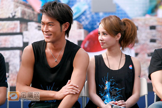 Jolin Tsai(蔡依林)坐在Louis Koo(古天乐)身边