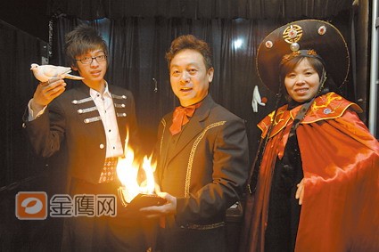 中国著名魔术师张加宏老师（中）领刘子豪入门