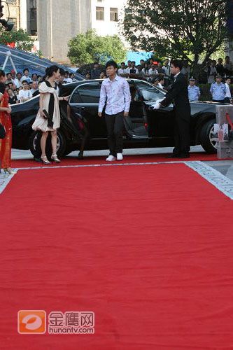 浦发银行长沙分行的时尚美女高颍小姐和湖南金辉酒业总经理武晖女士以及香港佳程集团董事田文陶先生。