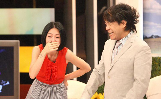 小S倒追红孩儿索吻 前仰后合超短裙失守