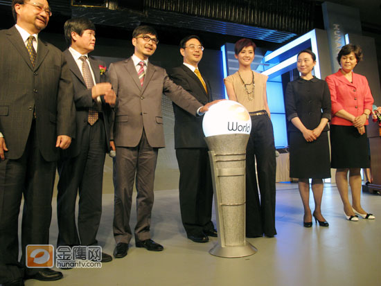 图为香港电视人专业协会会长徐小明、湖南省广电局局长欧阳常林、汪涵和阿SA等人在启动仪式现场。金鹰娱乐讯 5月20日下午，湖南省人民政府周强省长在湖南卫视国际频道全球快乐大使、香港知名艺人蔡卓妍小姐和湖南卫视国际频道全球快乐大使、中国大陆著名主持人汪涵先生的陪同下，在香港共同启动湖南卫视国际频道全球播出信号，湖南卫视国际频道正式全球开播。