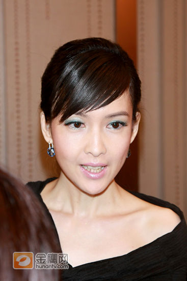 周慧敏(Vivian)5月21日出席香港某美容中心记者会，对于日前有关她冰冻卵子的新闻，她直言自己绝对不会生小孩，即使结婚也不计划怀孕。而谈及好友古巨基的转会一事，她表示支持他的决定。