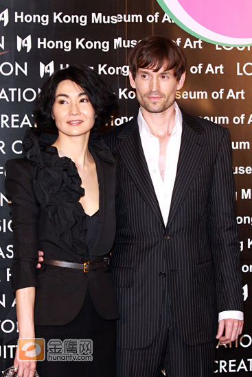 Maggie Cheung(张曼玉)携男友一同牵手现身，羡煞旁人，顿时成为焦点