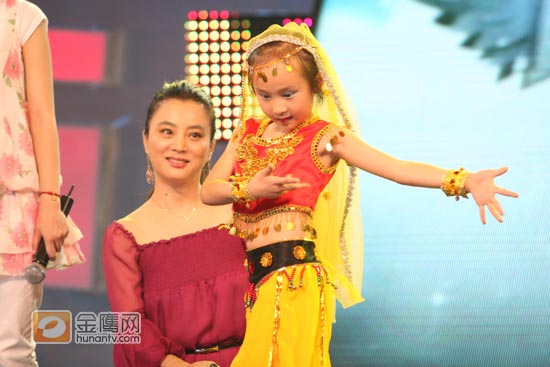 金鹰娱乐讯 （记者：鹿航）5月24日，湖南娱乐频道最新推出的舞台体验秀《心想秀成》第一期开始录制。“朵朵”是这次节目中的“心愿者”之一，因为看西游记而喜欢上了漂亮的天竺公主，并没天自己对着镜子练习天竺公主的舞蹈，她最大的心愿就是能亲眼见一见天竺公主（李玲玉）。为了能帮助小姑娘实现这个梦想，《心想秀成》终于在节目录制这天请来了李玲玉老师，实现了“朵朵”的梦想。