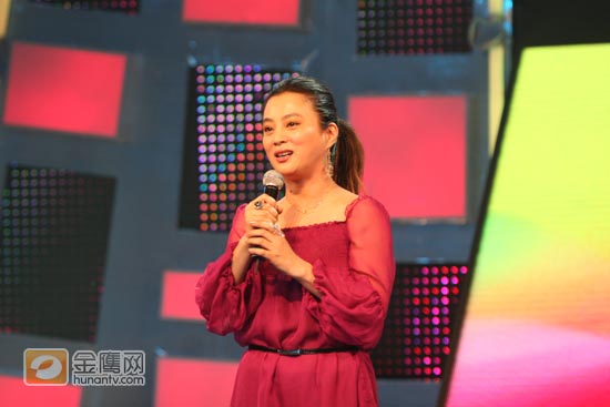 金鹰娱乐讯 （记者：鹿航）5月24日，湖南娱乐频道最新推出的舞台体验秀《心想秀成》第一期开始录制。“朵朵”是这次节目中的“心愿者”之一，因为看西游记而喜欢上了漂亮的天竺公主，并没天自己对着镜子练习天竺公主的舞蹈，她最大的心愿就是能亲眼见一见天竺公主（李玲玉）。为了能帮助小姑娘实现这个梦想，《心想秀成》终于在节目录制这天请来了李玲玉老师，实现了“朵朵”的梦想。